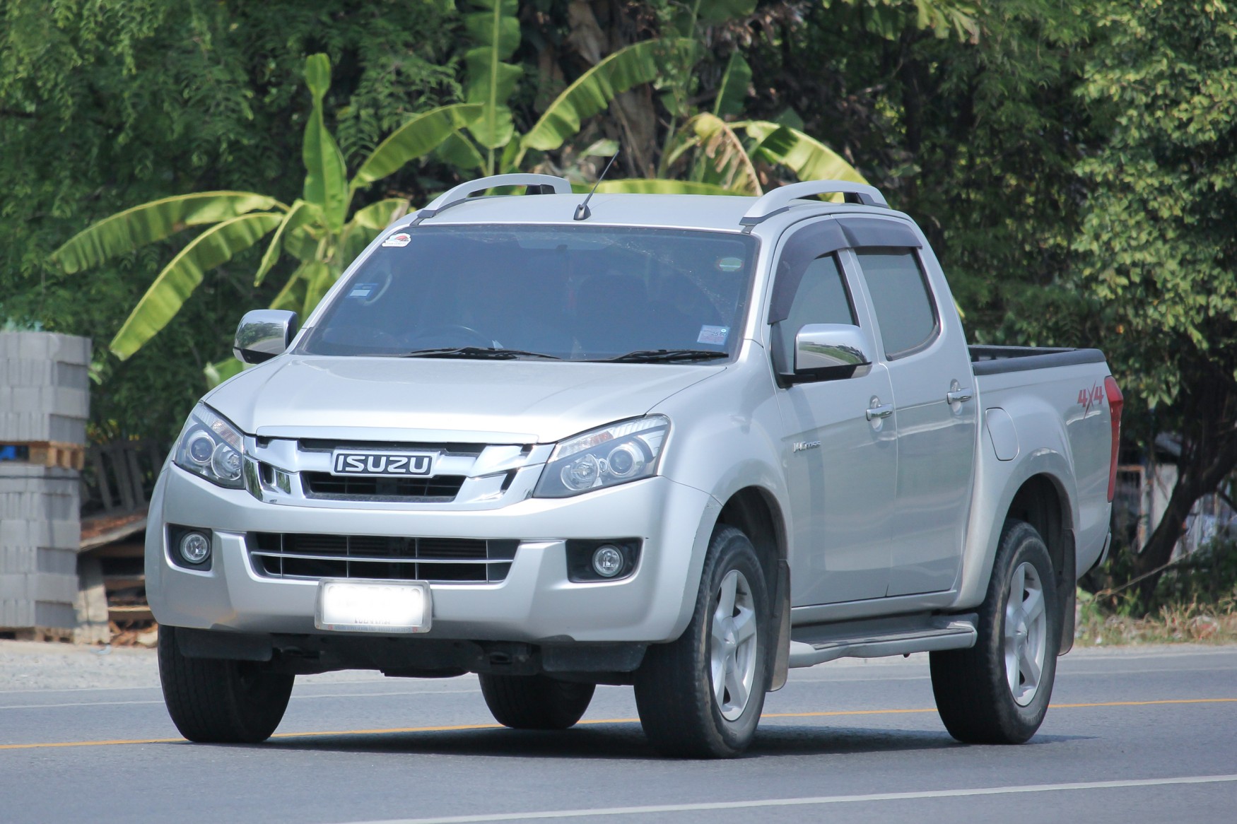 Used Isuzu auto parts hero image